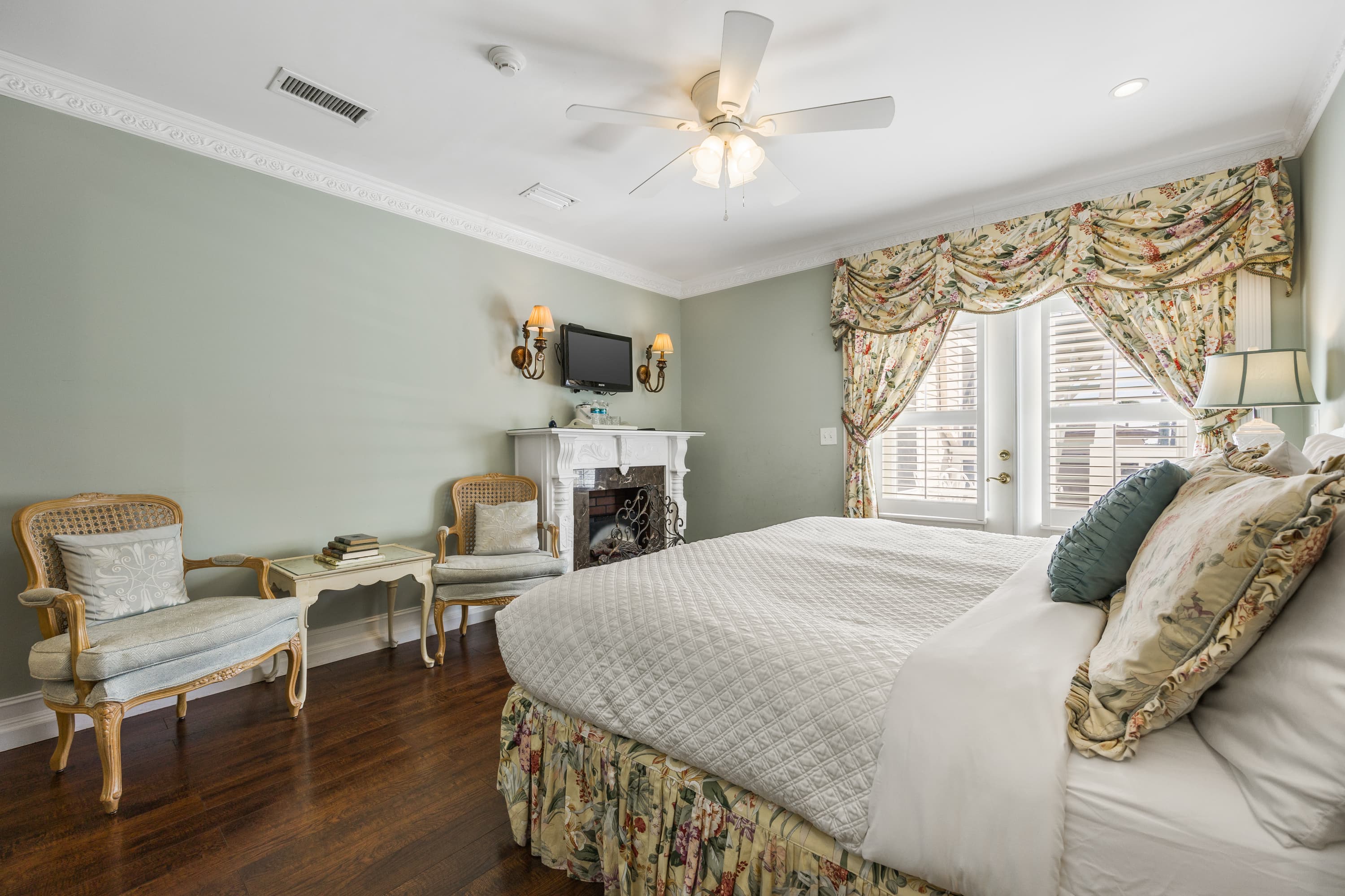 bedroom with sitting area