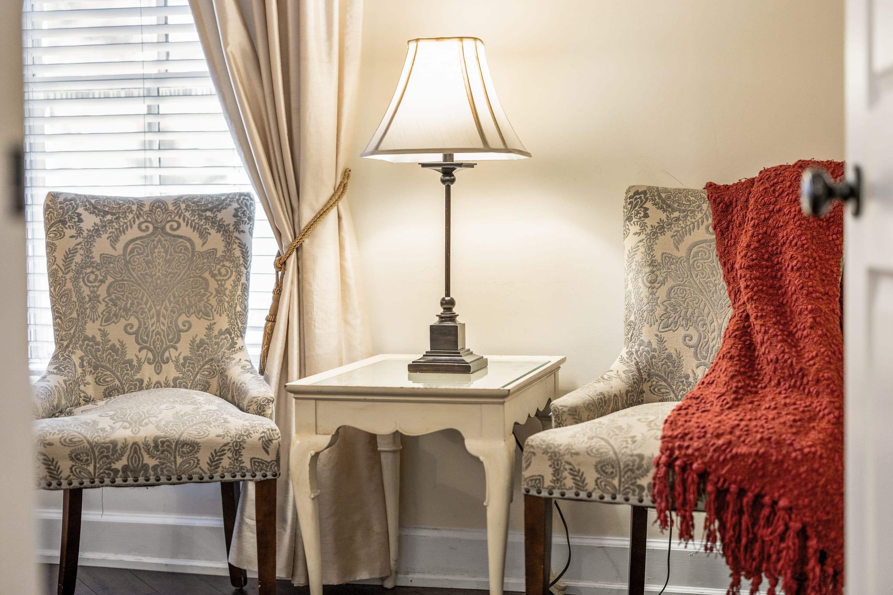 sitting area with 2 chairs and lamp